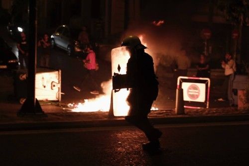 Miles de personas han protestado en Atenas contra el partido neonazi Amanecer Dorado.