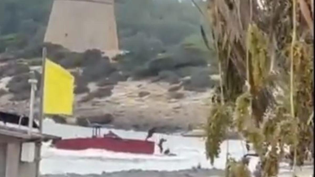 Momento en el que los tripulantes del barco cargado con cocaína saltan a tierra tras embarrancar en la playa.