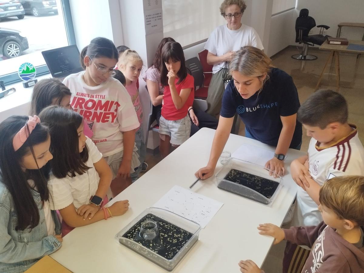 El taller "Misión Eclipse" en el Centro Cultural "Juan Velarde" de Salas, en imágenes