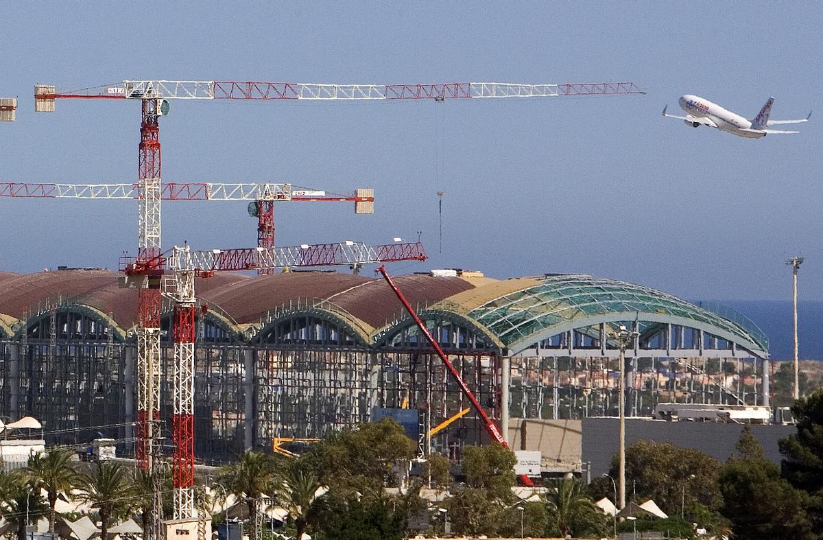 Obras de la nueva terminal del aeropuerto.