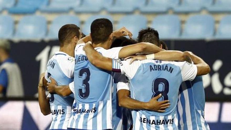 Los jugadores del Málaga CF celebran el gol del encuentro frente al Extremadura.