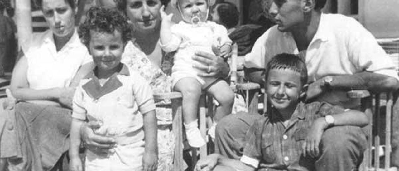 Con la madre y hermanos (él es el mayor) en un veraneo en Espinho en 1954. Faltaba su padre, trabajando en el Consulado de España.