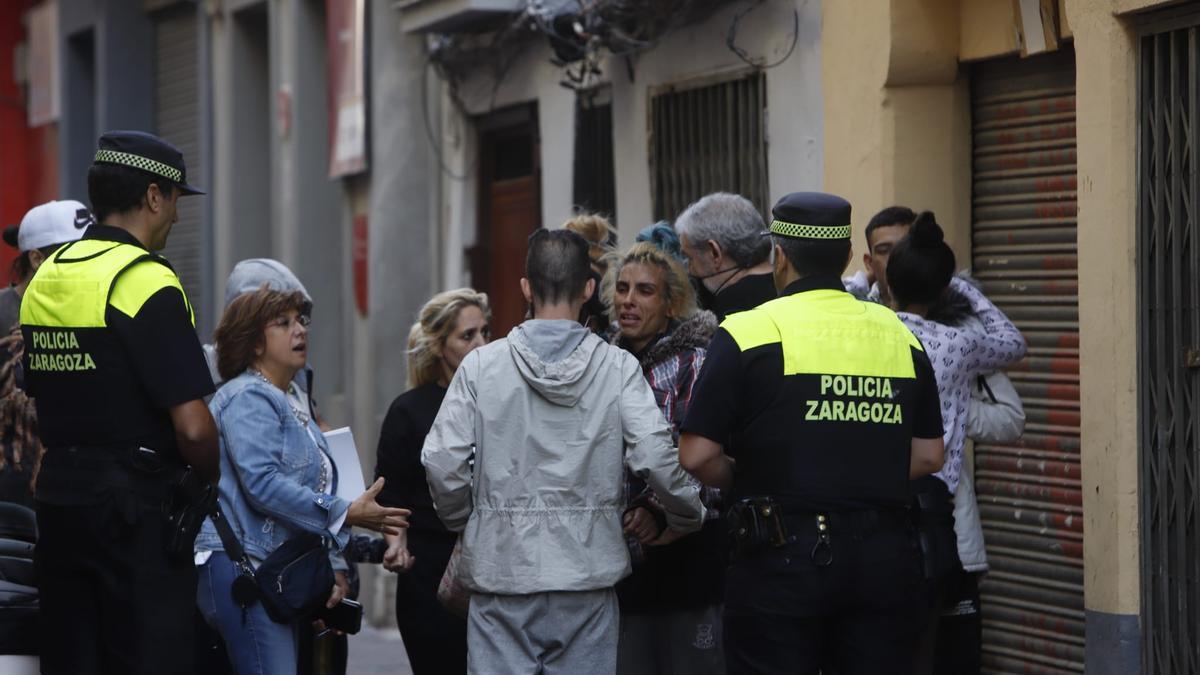 FOTOGALERÍA | Desalojo del edificio okupa quemado en Pignatelli