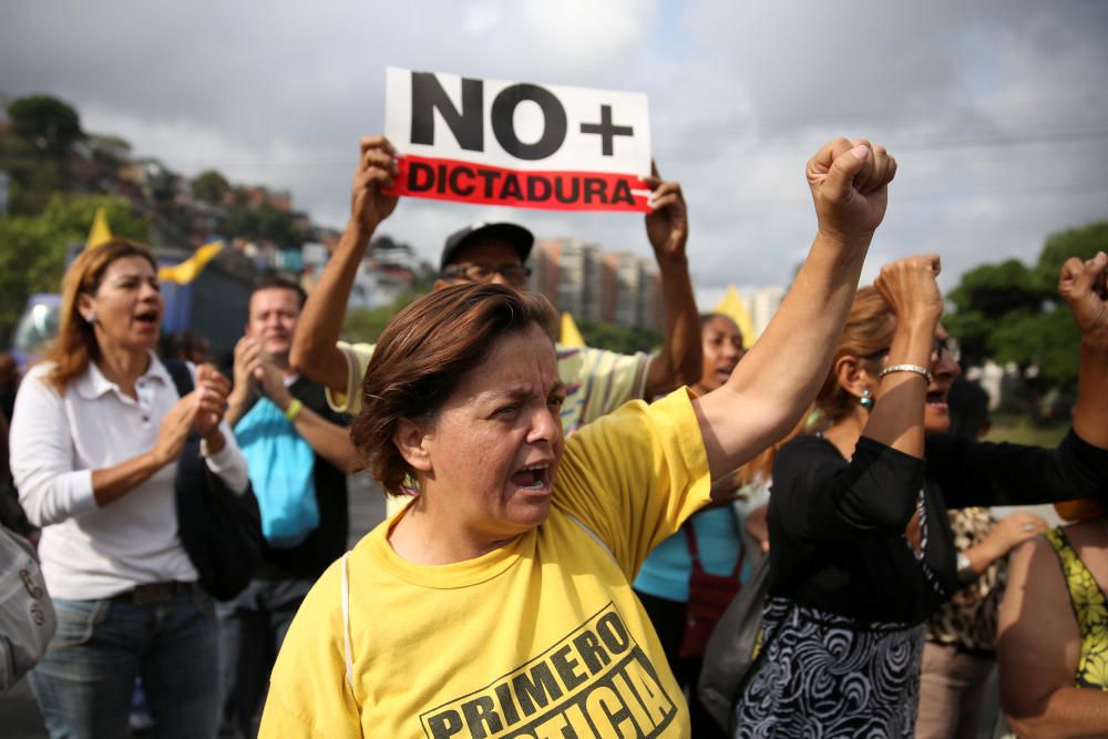 Centenares de personas han salido a las calles para protestar contra las últimas maniobras del régimen de Maduro.