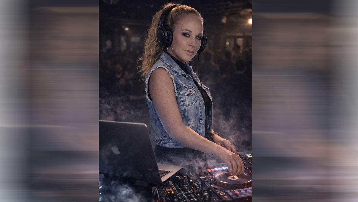 Ein mit künstlicher Intelligenz erstelles Foto von Marion Pfaff am Mischpult.