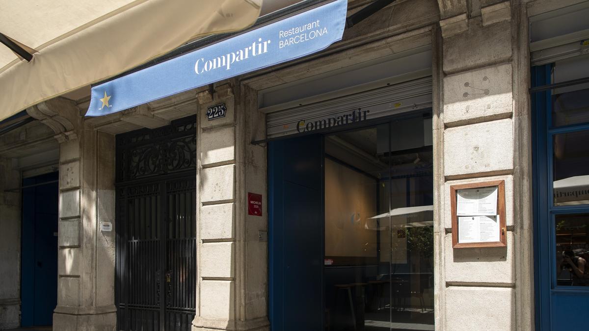 La entrada del restaurante Compartir Barcelona.