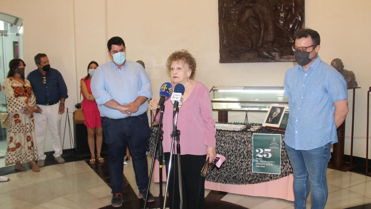 El acto contó con la presencia de una descendiente del escultor e hija predilecta de la localidad, Soledad Giner.