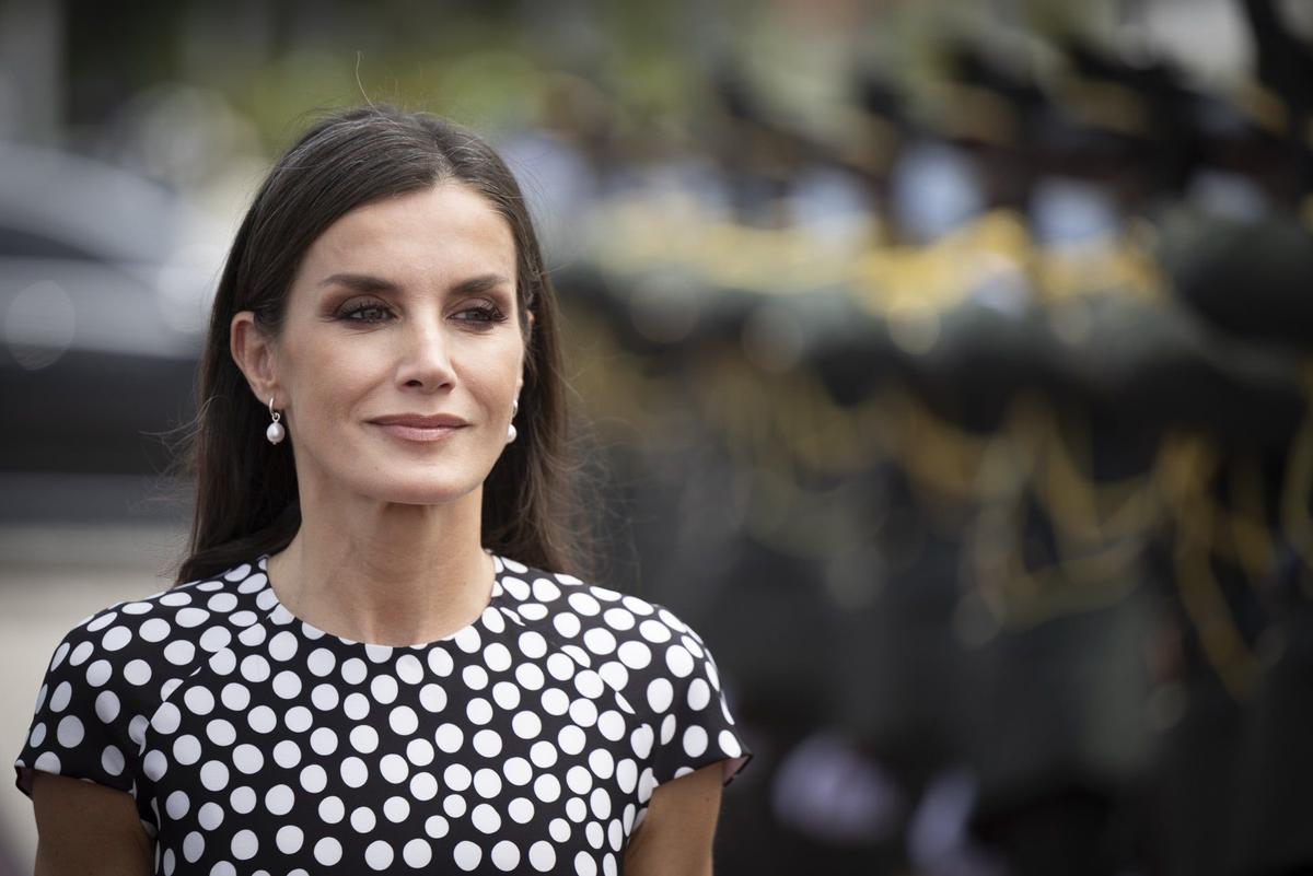 La reina Letizia ha estrenado pendientes de aro en oro blanco con perla durante su viaje a Angola