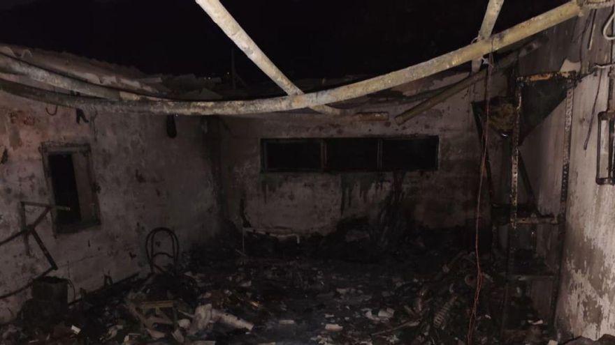 Estado en que quedó el inmueble en el que se registró el fuego durante la noche del martes en Las Cabezadas, en Barlovento.