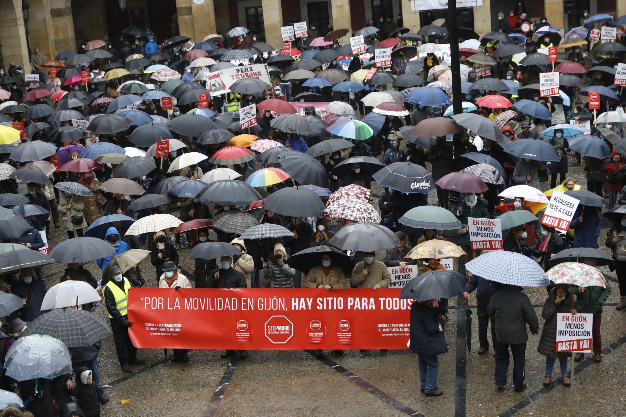 En imágenes: así fue la manifestación de ocho colectivos en la Plaza Mayor de Gijón