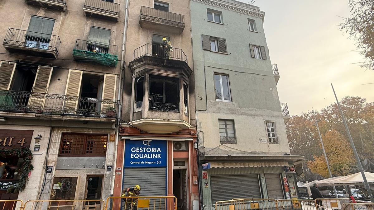 El foc s'ha originat al primer pis del número 4 de la Pujada del Castell.