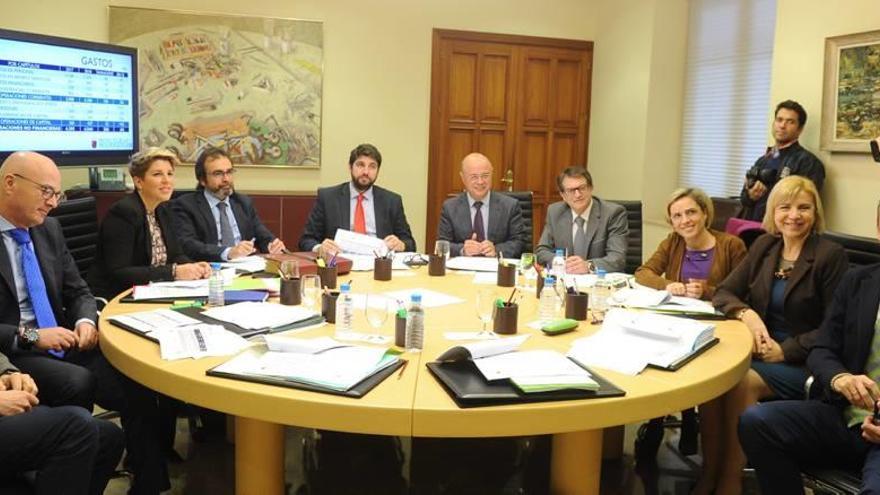 Manuel Villegas, Juan Hernández, Noelia Arroyo, Pedro Rivera, Fernando López Miras, Andrés Carrillo, Francisco Jódar, Adela Martínez-Cachá, Violante Tomás y Javier Celdrán, en la reunión del Consejo de Gobierno de ayer.