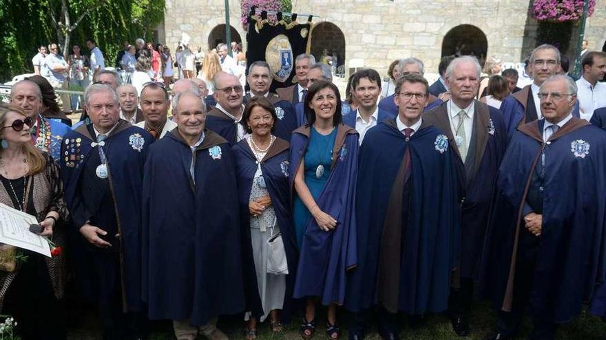 Núñez Feijóo, en el centro, en el último acto del Capítulo do Albariño. Tras él, José Ramón Abal. // N.Parga