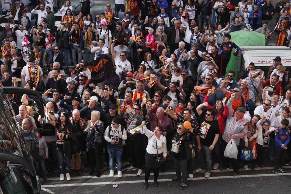 Miles de aficionados en el partido de las Leyendas del Valencia CF