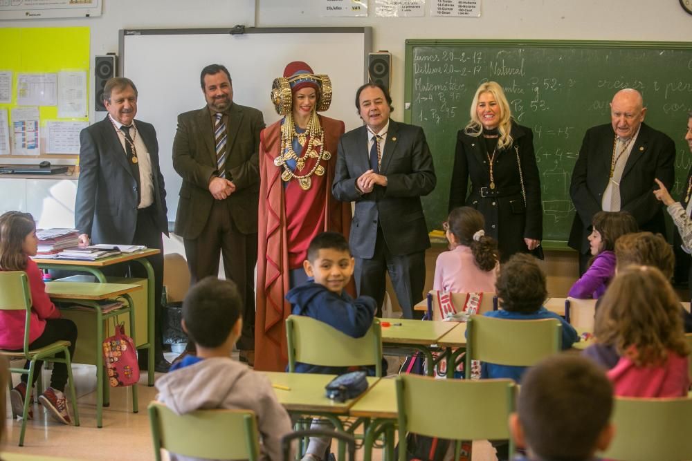 La Dama Viviente visita los colegios de Elche