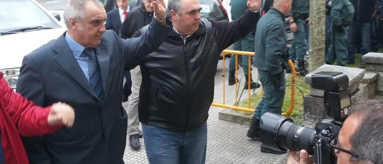 Victorino Alonso entra en los Juzgados de Cangas del Narcea en el año 2014 a declarar por el carbón desaparecido.