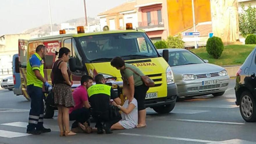 La mujer atropellada en Totana, sentada en el suelo, es atendida in situ momentos después del suceso.