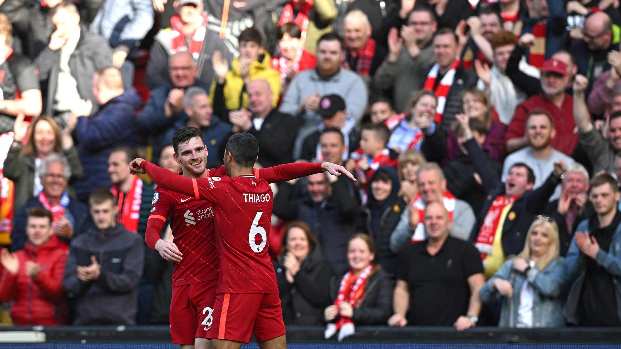 Thiago se abraza con Robertson tras el gol del escocés frente al Everton | AFP