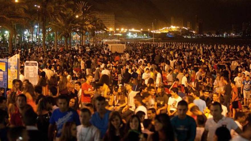 Miles de jóvenes en la playa del Postiguet durante la última noche de San Juan, cuando se produjeron 500 intoxicaciones etílicas.