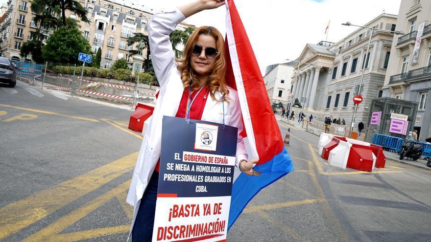 Manifestación en Madrid del colectivo Homologación Justa Ya. En la imagen, Yanet Pintado Machado, médica cubana de 36 años.