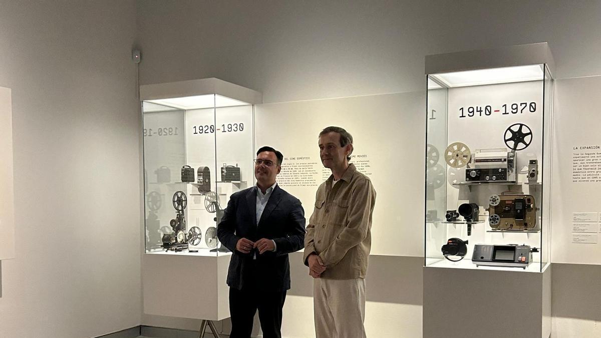 Moisés Ruiz y Efrén Cuevas en la inauguración de la Exposición 'Recuerdos. La vida a través del cine doméstico'