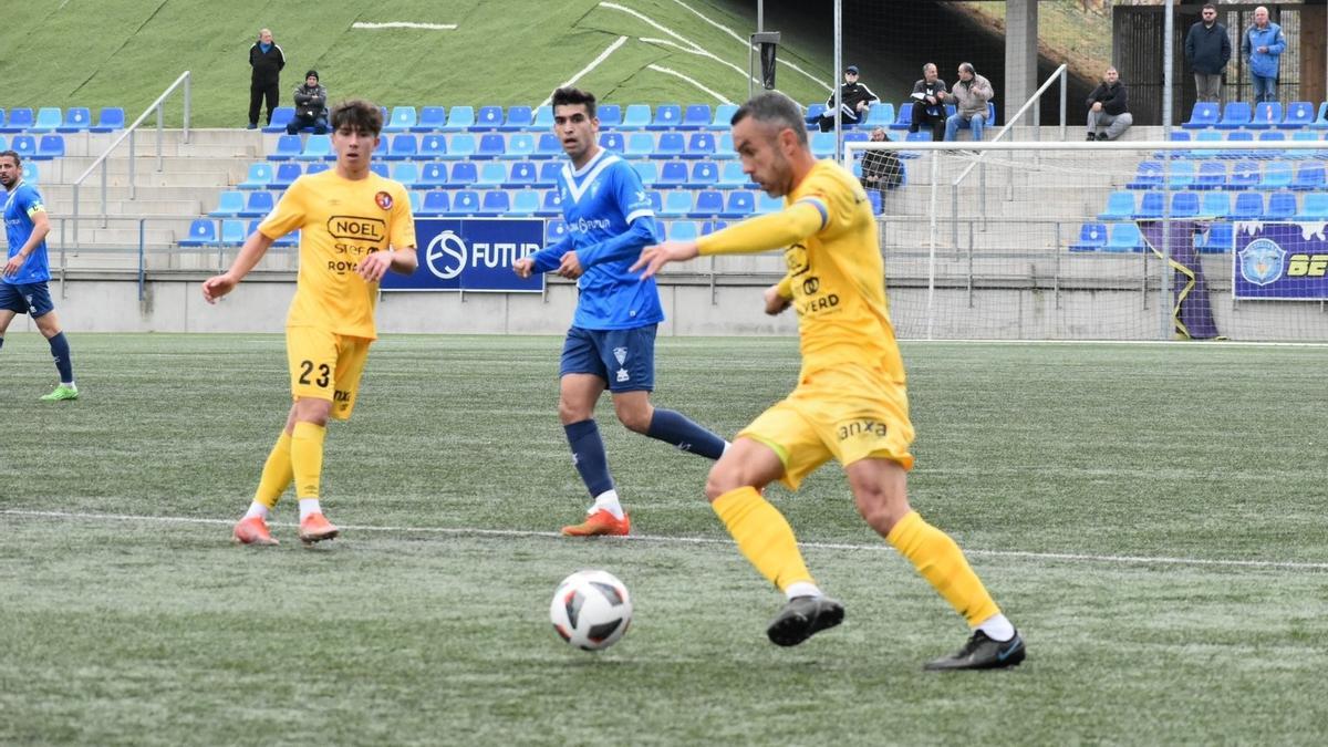 Eloi condueix la pilota durant el partit