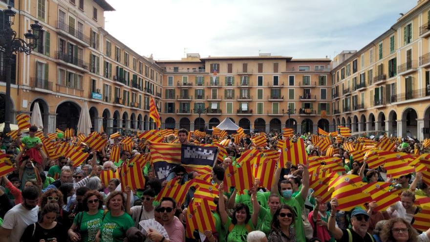 Masivo clamor por el catalán en una plaza Major desbordada de gente