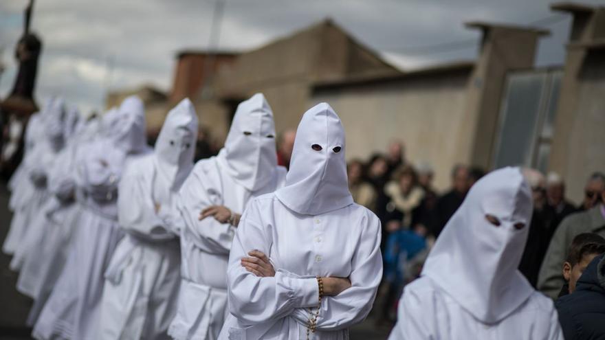 Villarrín, el pueblo de los sudarios blancos que se agarra a la tradición