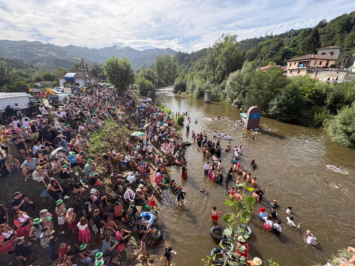 Público en la zona de Puente d'Arcu, con las primeras carrozas en el agua.