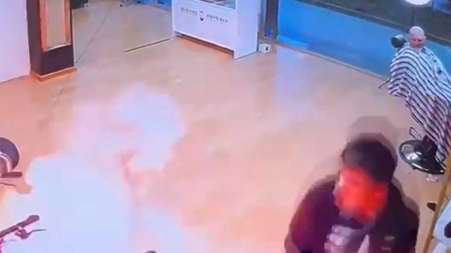 Vídeo: Explota un patinet elèctric en una perruqueria de Gavà