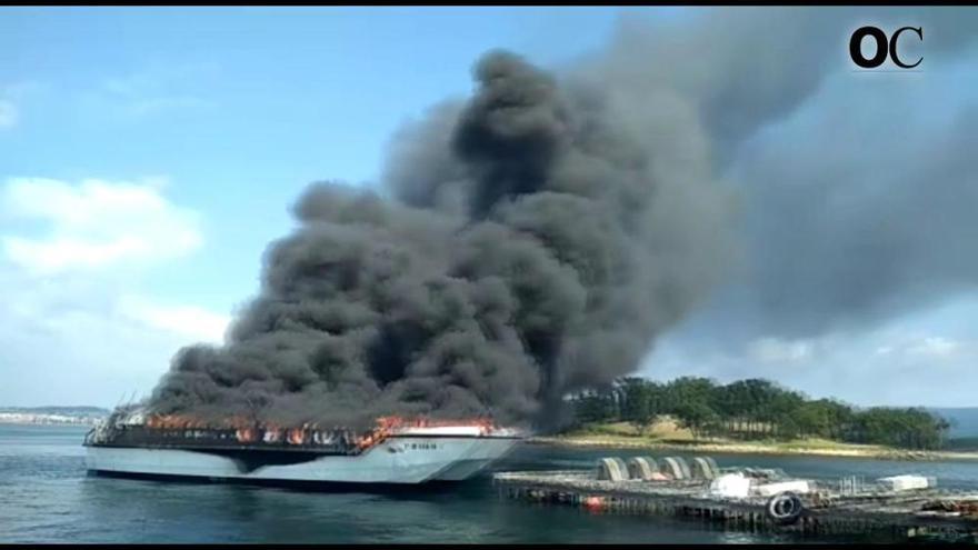 Varios heridos al arder un catamarán de pasajeros en A Toxa