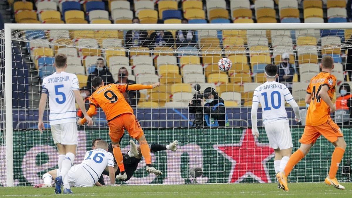 Morata marca el 0-1 ante el Dinamo de Kiev aprovechando el rechace de Buschchan.