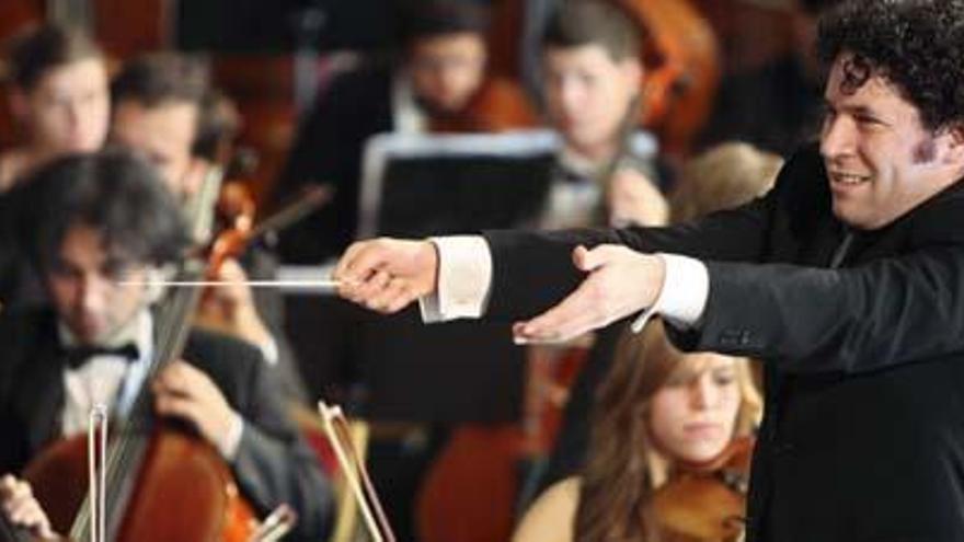 El director ,Gustavo Dudamel, dirige a los músicos durante el concierto