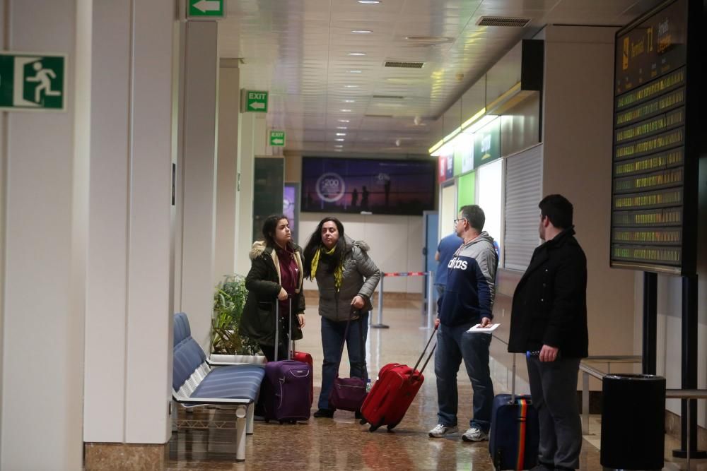 Largas esperas en el aeropuerto de Asturias por los vuelos cancelados por la niebla el viernes.