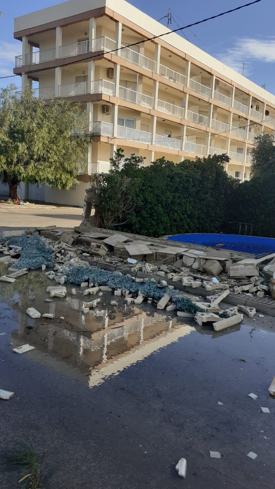 Destrozos por un tornado en la Playa de les Deveses en Dénia