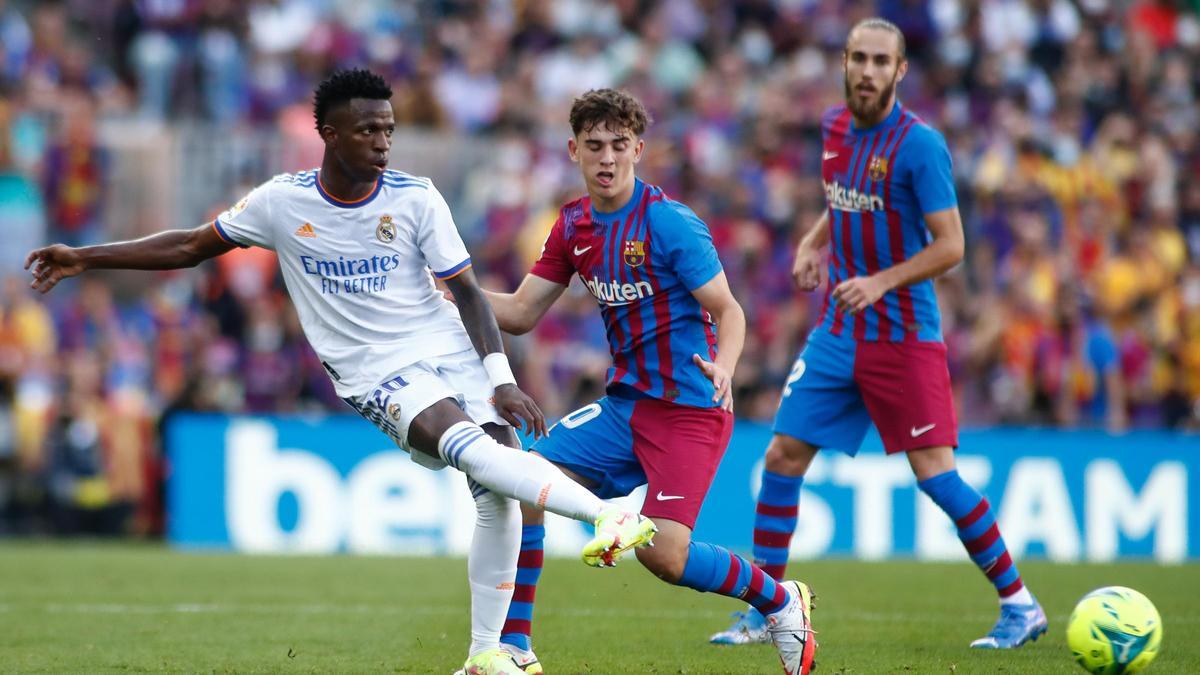 Vinicius y Gavi durante el Clásico del Camp Nou.