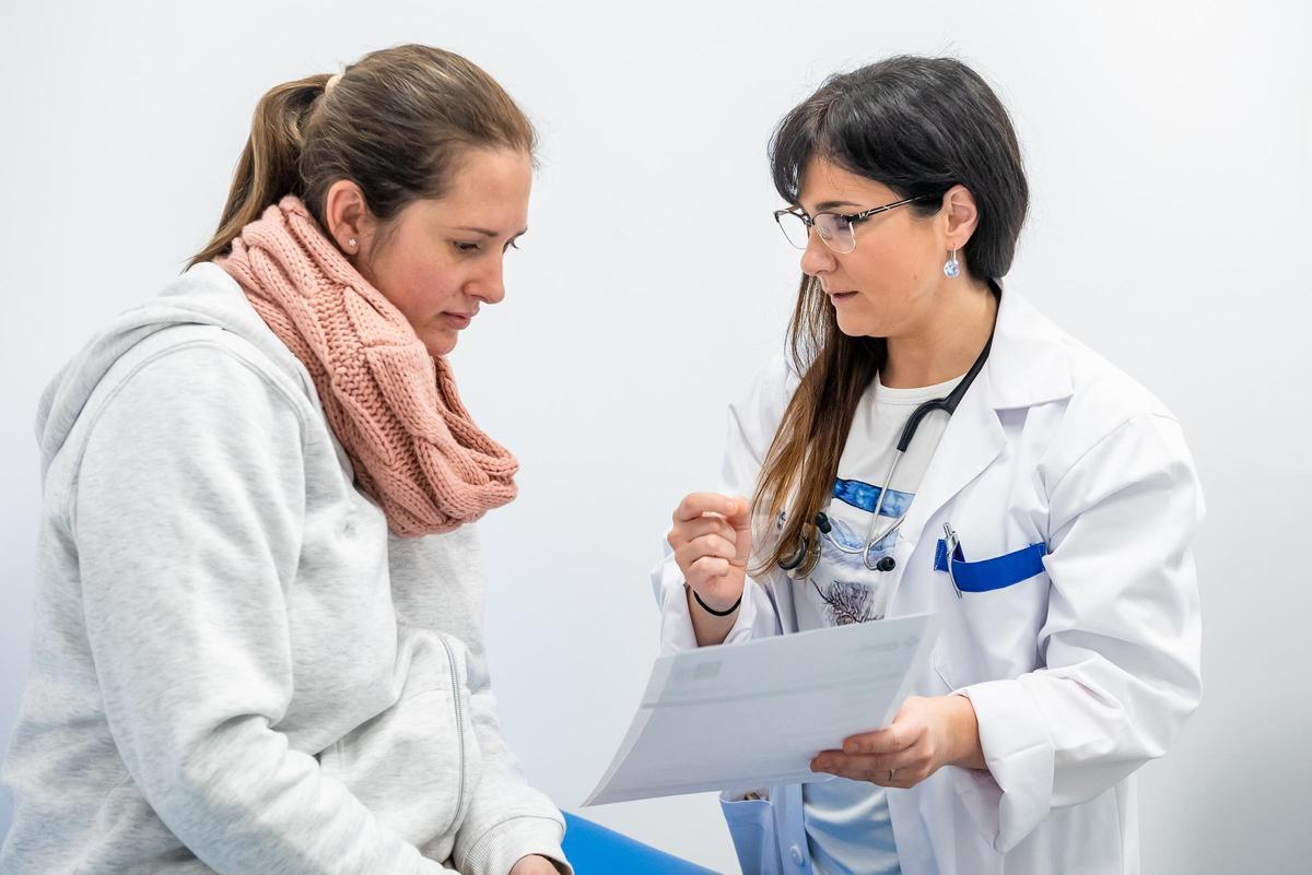 La Dra. Elisabet Arango junto a Laura Segura que se ha sometido a una cirugía de hiperhidrosis.