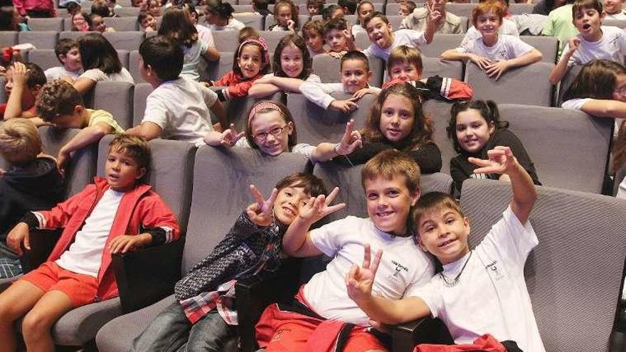 Algunos de los escolares ayer, en el Auditorio municipal. // I. Osorio