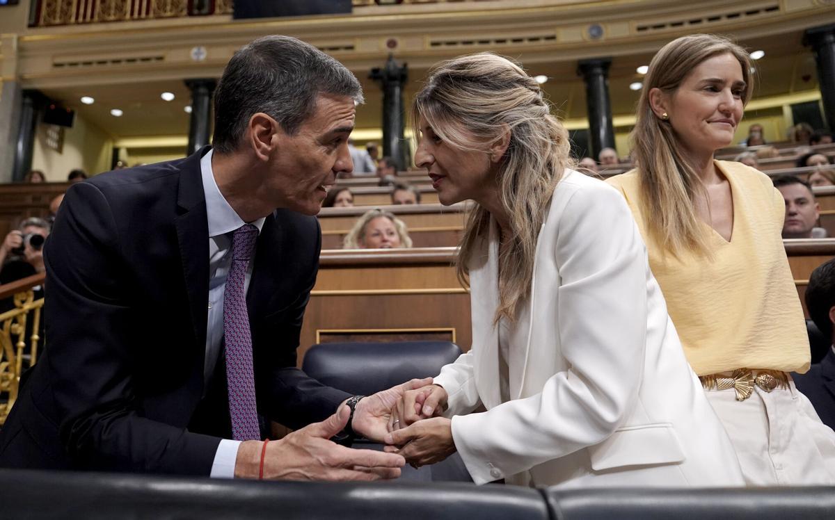 El presidente del Gobierno, Pedro Sánchez, y la vicepresidenta segunda, Yolanda Díaz, al inicio de la comparecencia en el Congreso este miércoles.