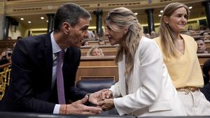 El presidente del Gobierno, Pedro Sánchez, y la vicepresidenta segunda, Yolanda Díaz, al inicio de la comparecencia en el Congreso este miércoles. 