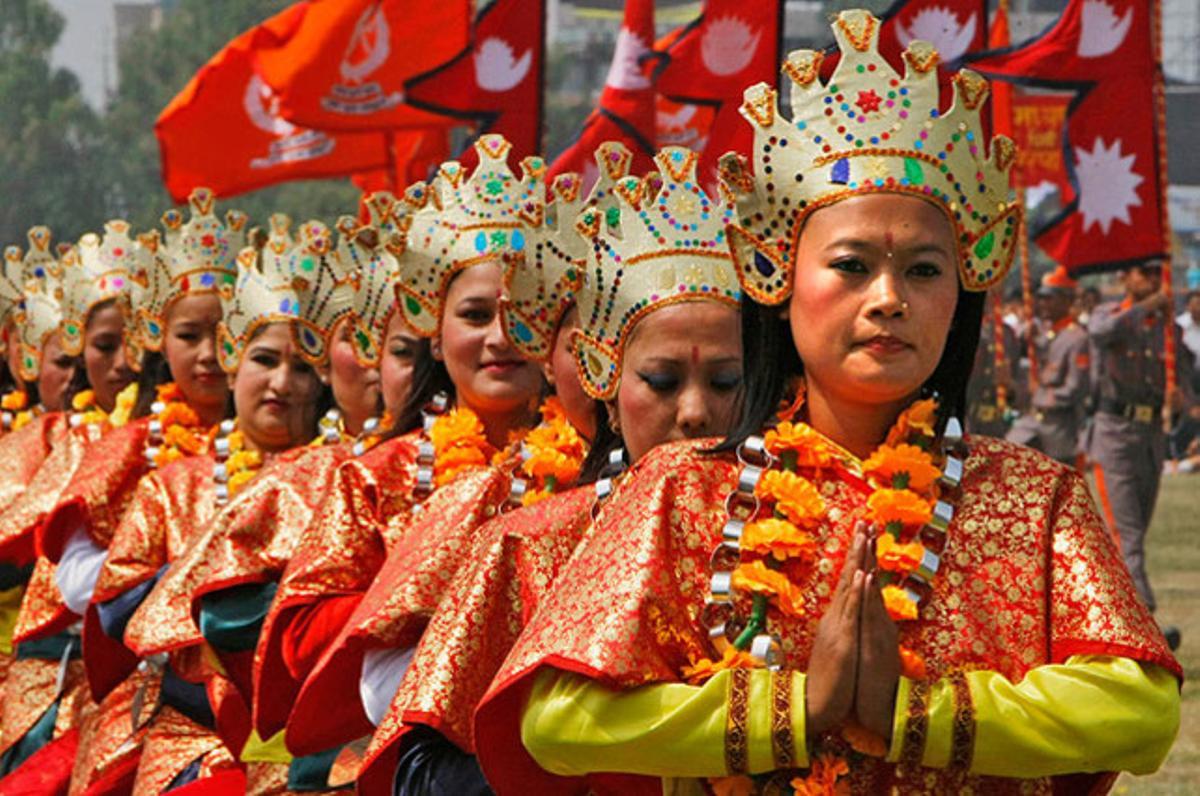Dones nepaleses amb els vestits tradicionals ballen durant el Cinquè Dia de la República del Nepal, celebrat a Kàtmandu per commemorar el dia que el país va ser declarat una república.