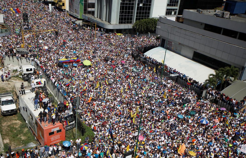 Miles de venezolanos salen a la calle para apoyar a Guaidó