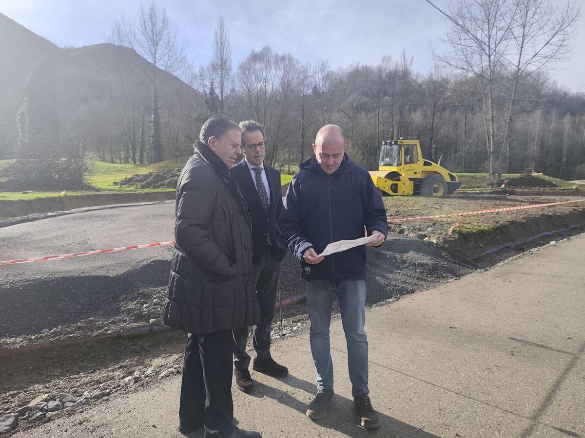 Por la izquierda, Alfredo Canteli, Nacho Cuesta hablando con Adolfo Onís, ingeniero del servicio municipal de Infraestructuras.