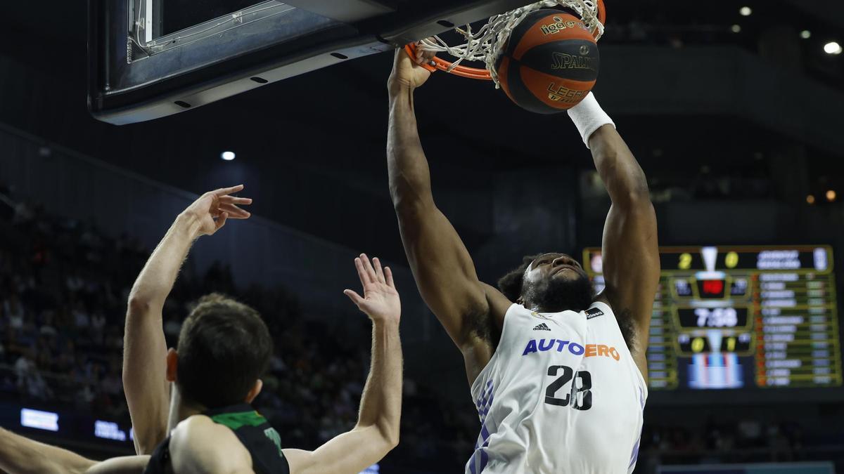 Guerschon Yabusele efectúa un mate en el segundo partido de la semifinal entre el Real Madrid y el Joventut.