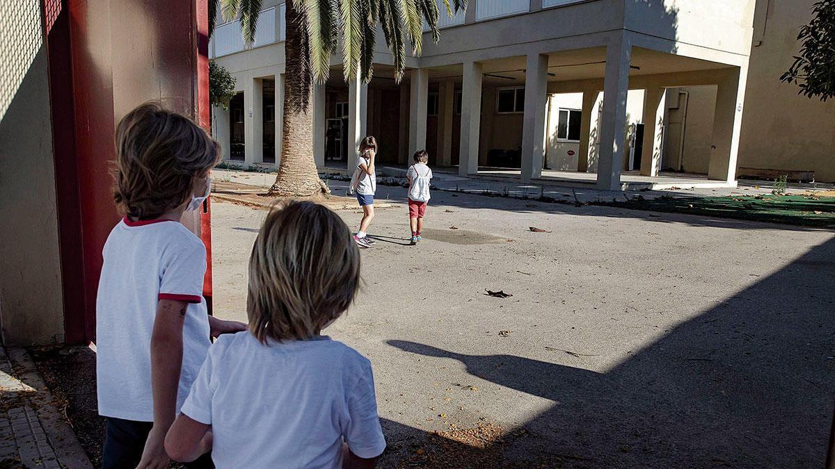 Konnten schon ein wenig üben: Schüler der Grundschule CEIP Molinar beim Betreten des Geländes zu Schuljahresende im Juni