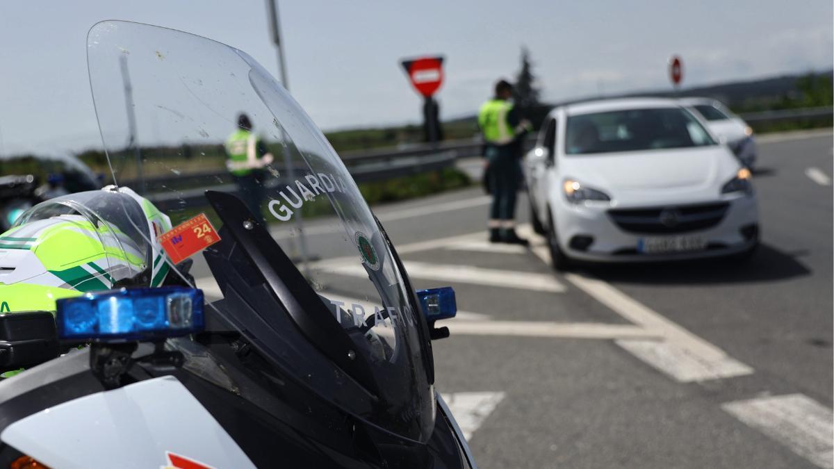 La moto de la Guardia Civil en un control de tráfico.