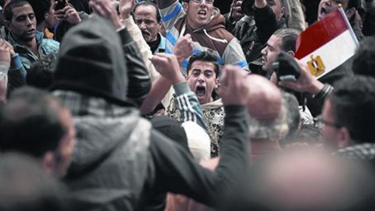 Un grupo de jóvenes se manifiestan contra el presidente Al Sisi, en El Cairo.
