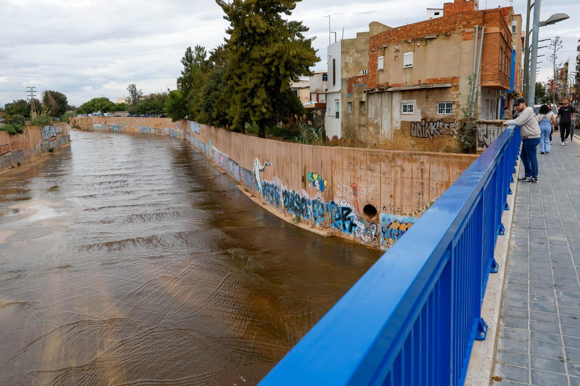 Así está el barranco del Poyo a su paso por Catarroja este jueves 9 de octubre en plena dana Alice