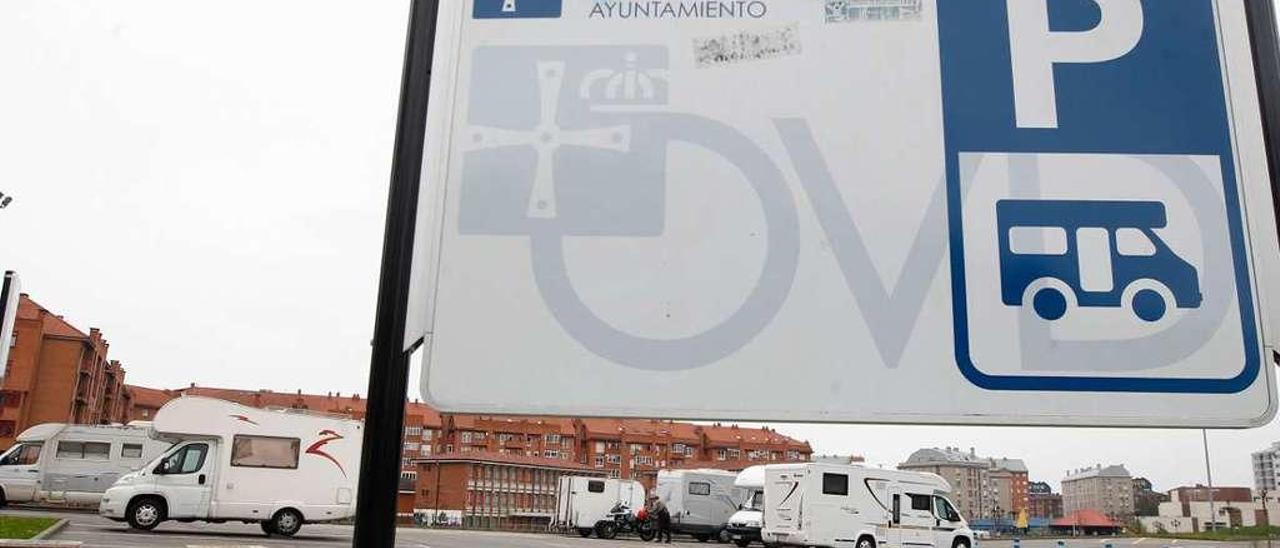 Parking de autocaravanas en La Corredoria, en Oviedo.