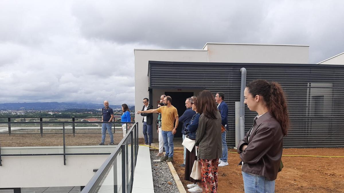Un momento de la visita de los técnicos a las casas de Caraviés